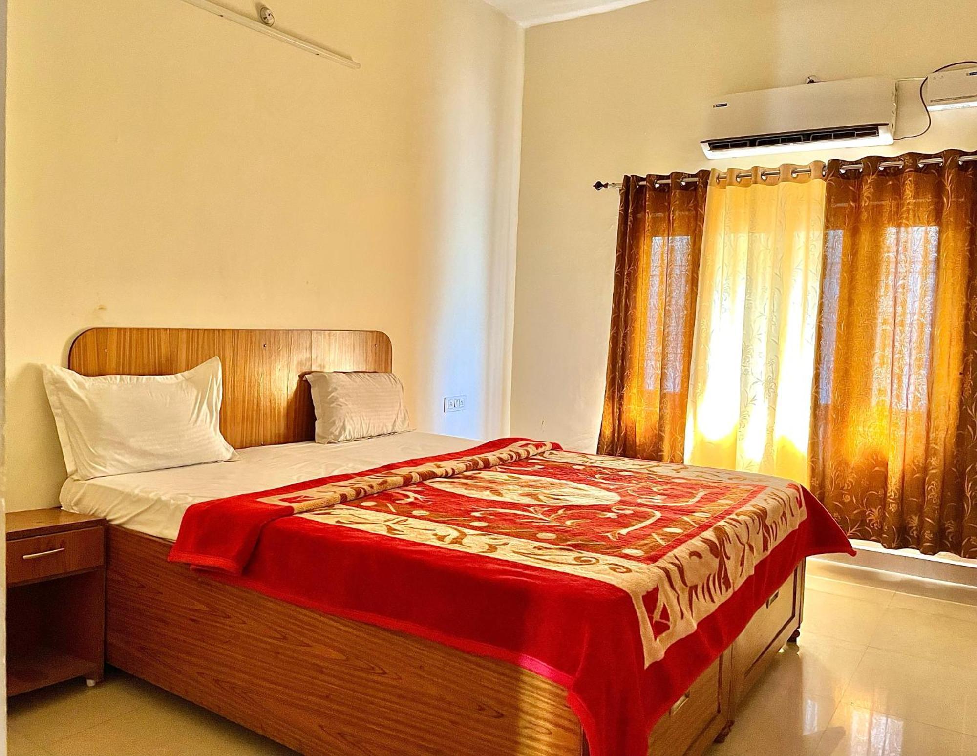 Aditya Palace Orchha Bagian luar foto